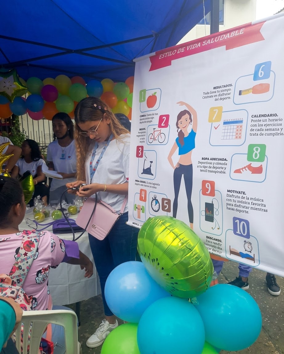 Personal de enfermería de la agencia Cuido tu salud realizando toma de signos y acompañamiento general